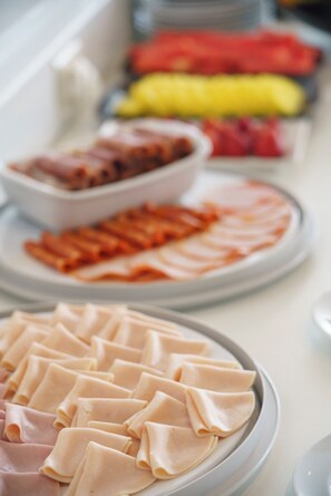 A buffet table with various food items including pasta, meats, and vegetables. - Real Abadia Congress & SPA Hotel (Alcobaça)