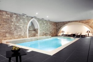 Una piscina techada, una piscina al aire libre