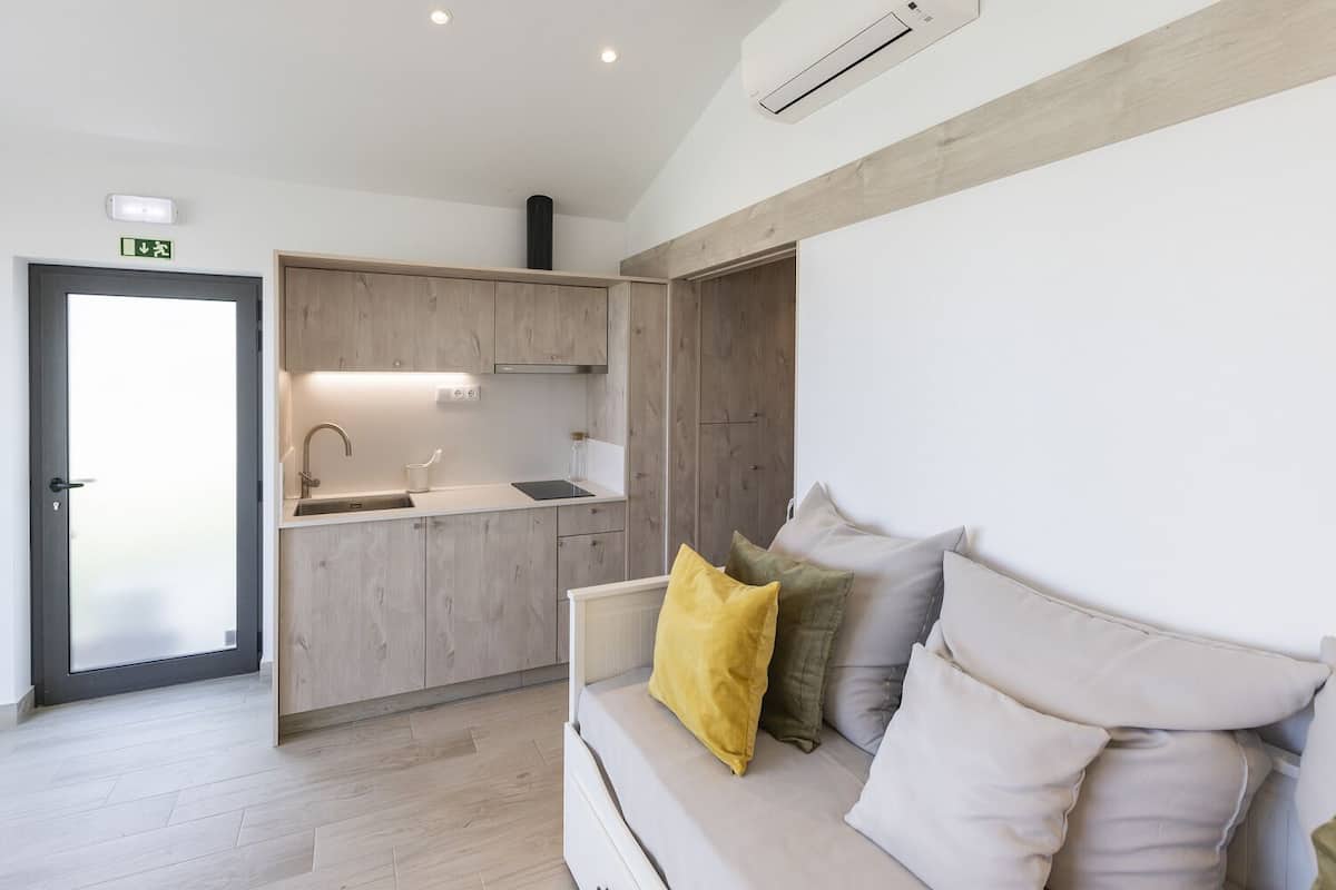 villa | living area | 20-cm flat-screen tv with cable channels, tv