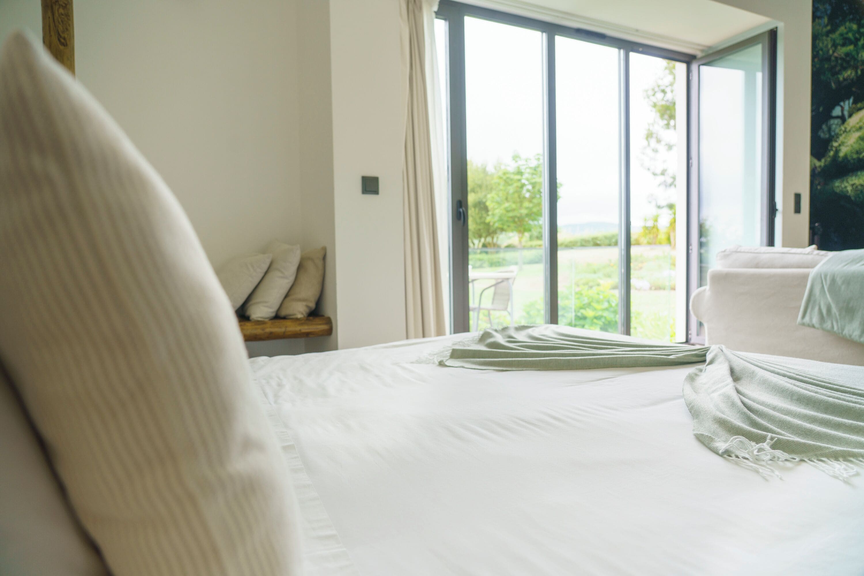 Minibar, caja de seguridad en la habitación y decoración personalizada 