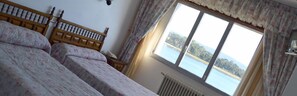 Doppel- oder Zweibettzimmer, Meerblick | Schreibtisch, Verdunkelungsvorhänge