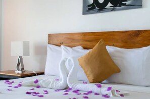 Minibar, caja de seguridad en la habitación y decoración personalizada