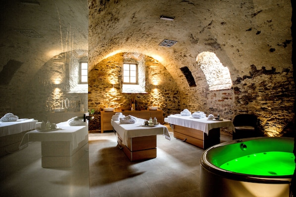 Sauna, hot tub