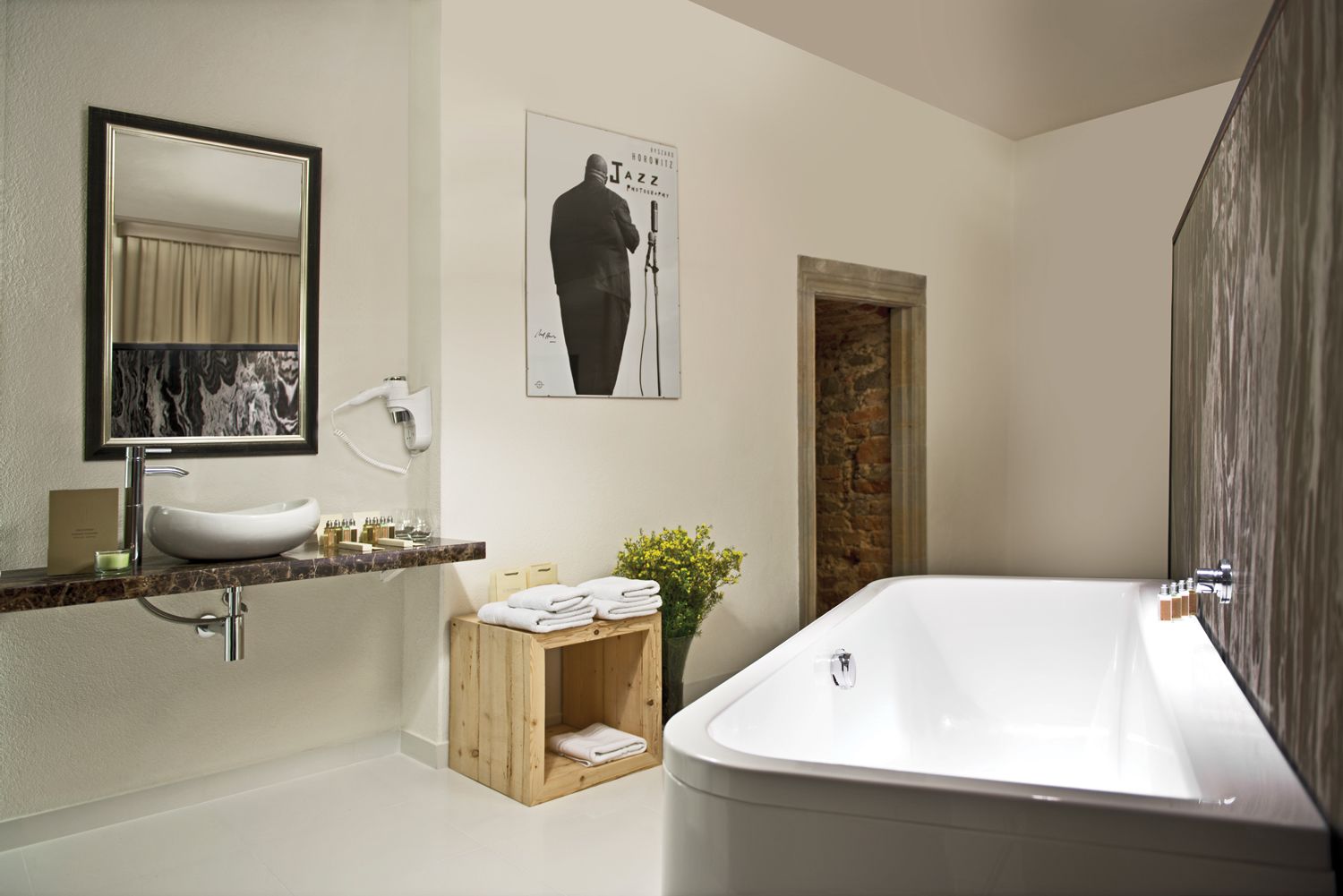 apartment | deep-soaking bathtub