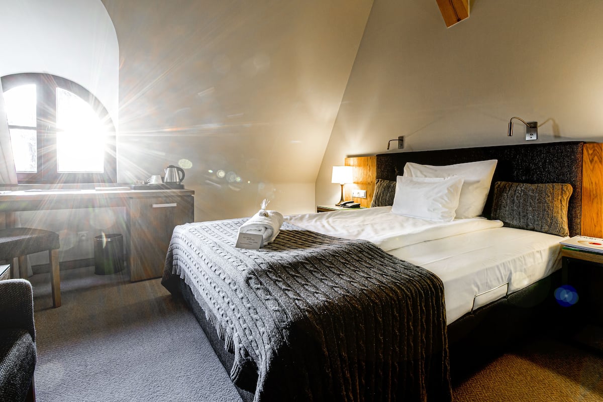 Standaard eenpersoonskamer | 1 slaapkamer, een minibar, een kluis op de kamer, een bureau