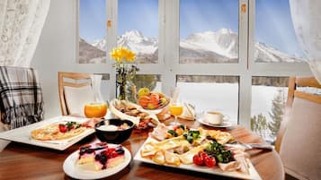 Lunch and dinner served, Italian cuisine