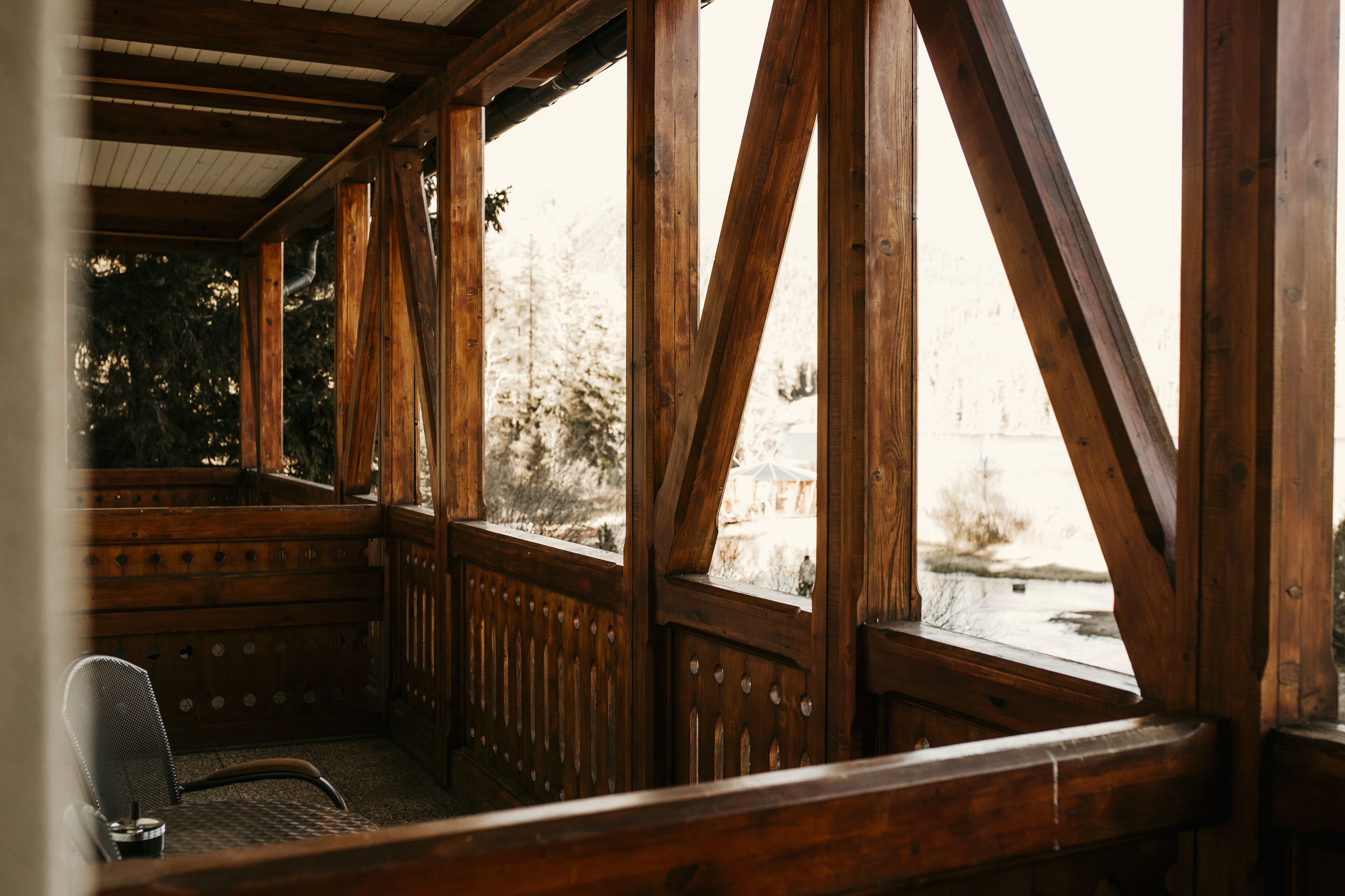 أغطية فراش متميزة وميني بار وخزنة داخل الغرفة ومكتب