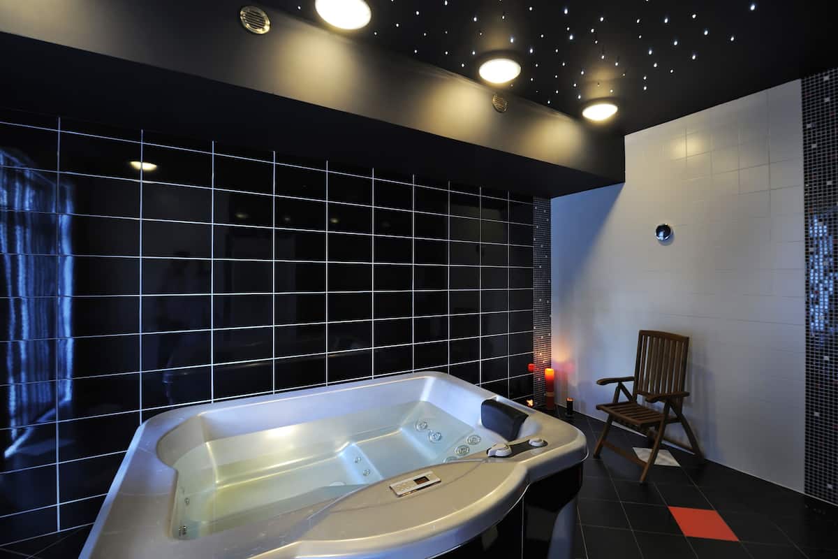 couples treatment room(s), body treatments, body wraps, facials