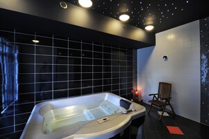 Couples treatment rooms, body treatments, body wraps, facials