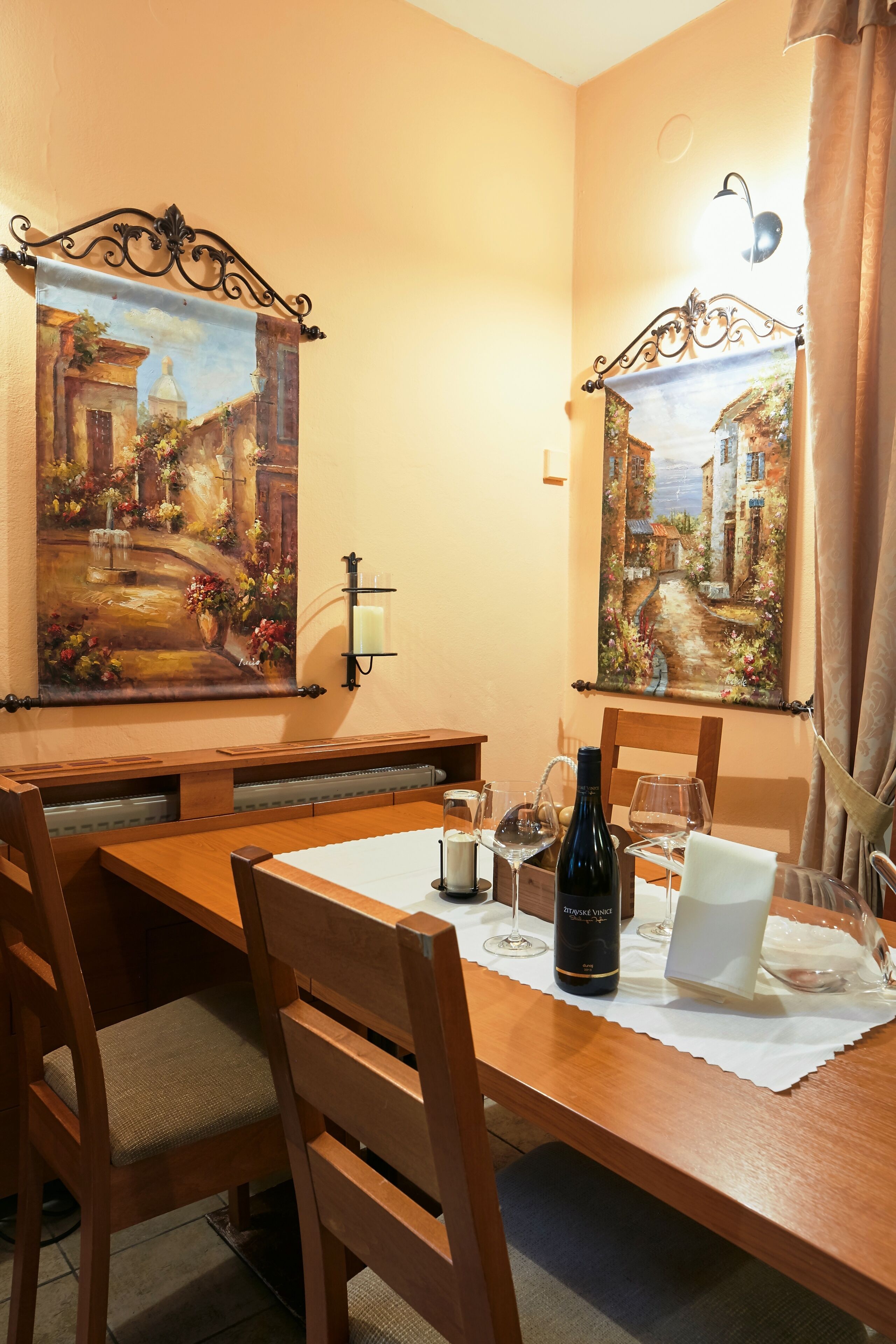 lunch and dinner served, italian cuisine