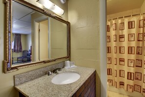 Combined shower/bathtub, hair dryer, towels