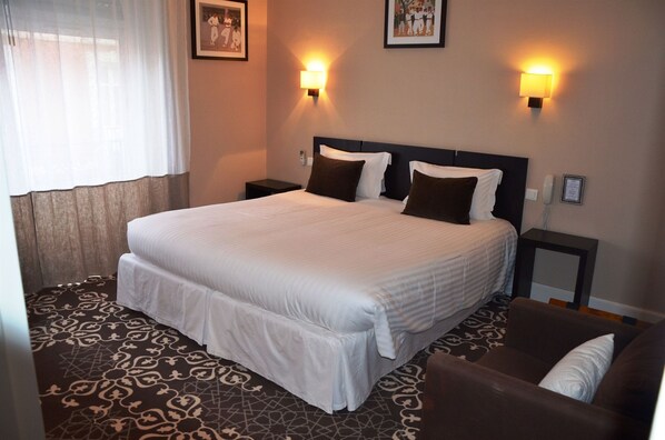 デスク、WiFi (無料)