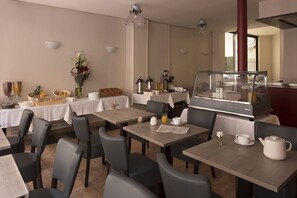 Petit déjeuner buffet (10.00 EUR par personne)