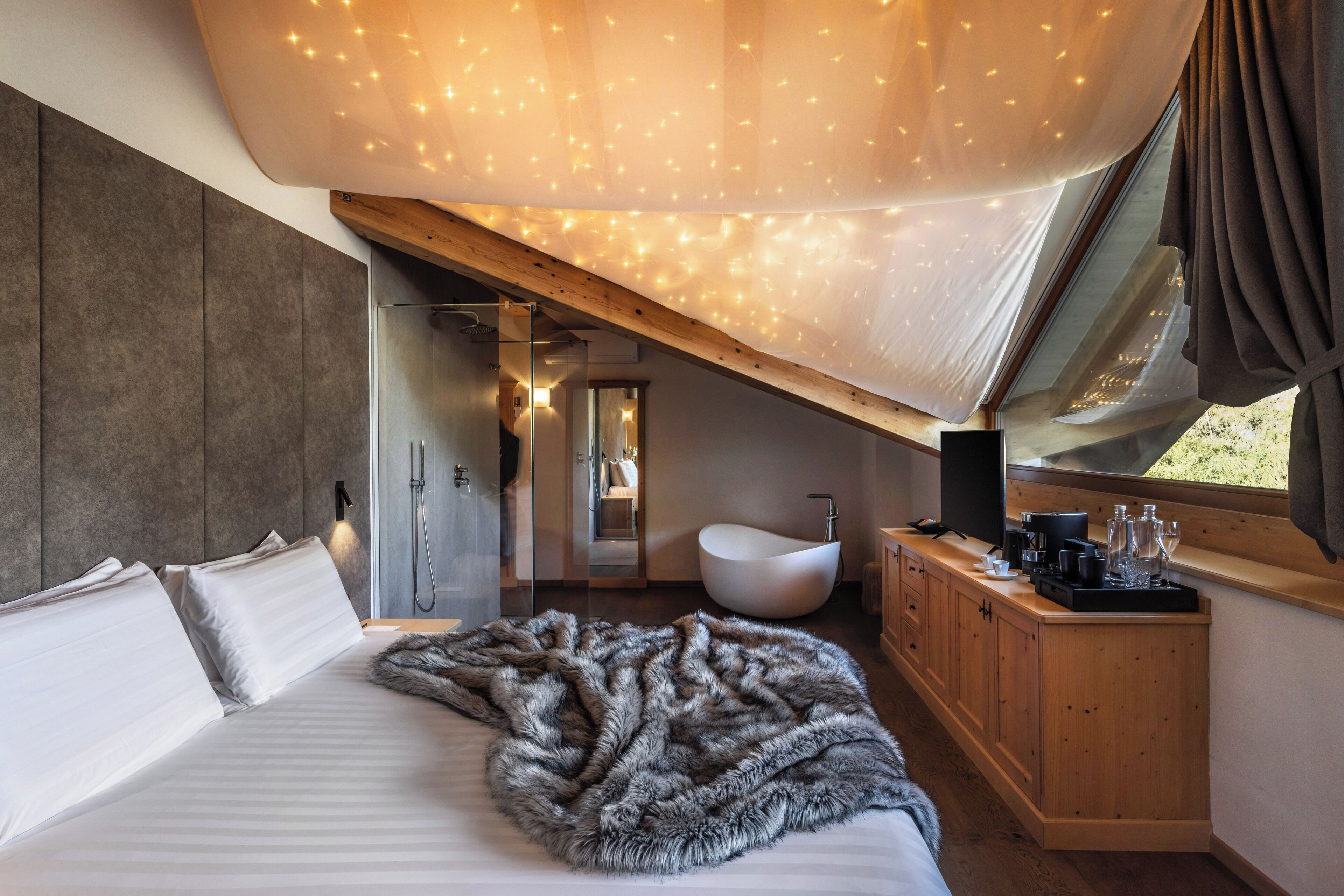 Ropa de cama de alta calidad, cubrecamas y minibar 