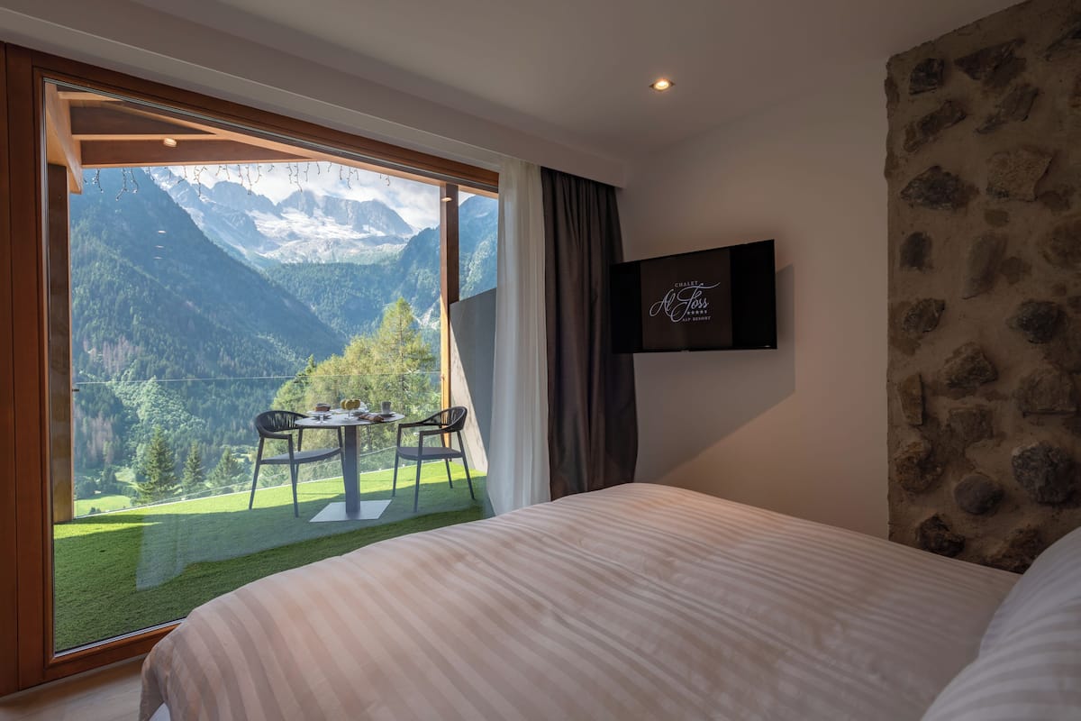 Junior kamer | Luxe beddengoed, donzen dekbedden, een minibar, een kluis op de kamer