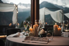 3 ristoranti, aperti a colazione, a pranzo e a cena, cucina locale