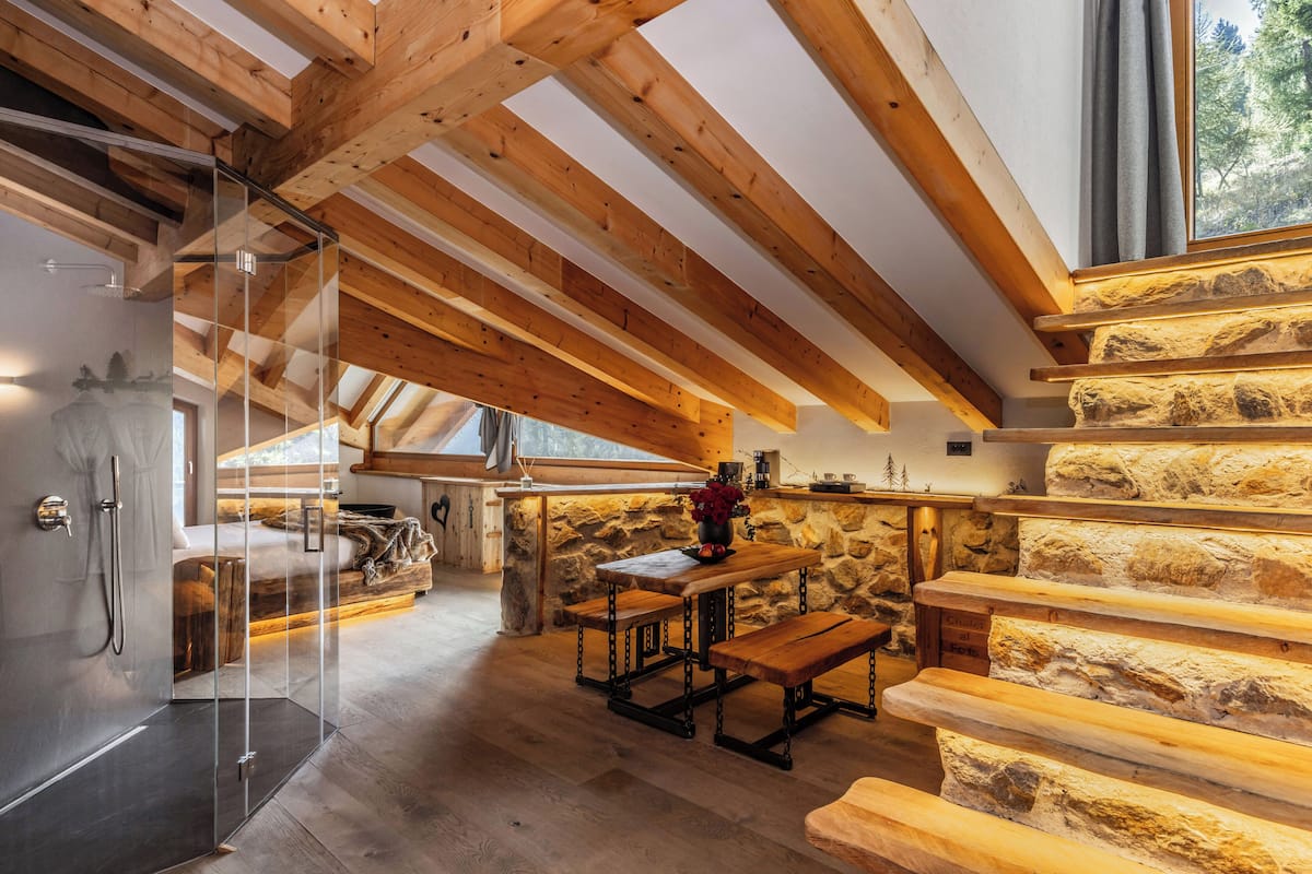 Phòng Royal | Bộ đồ giường cao cấp, chăn bông, minibar, két bảo mật tại phòng