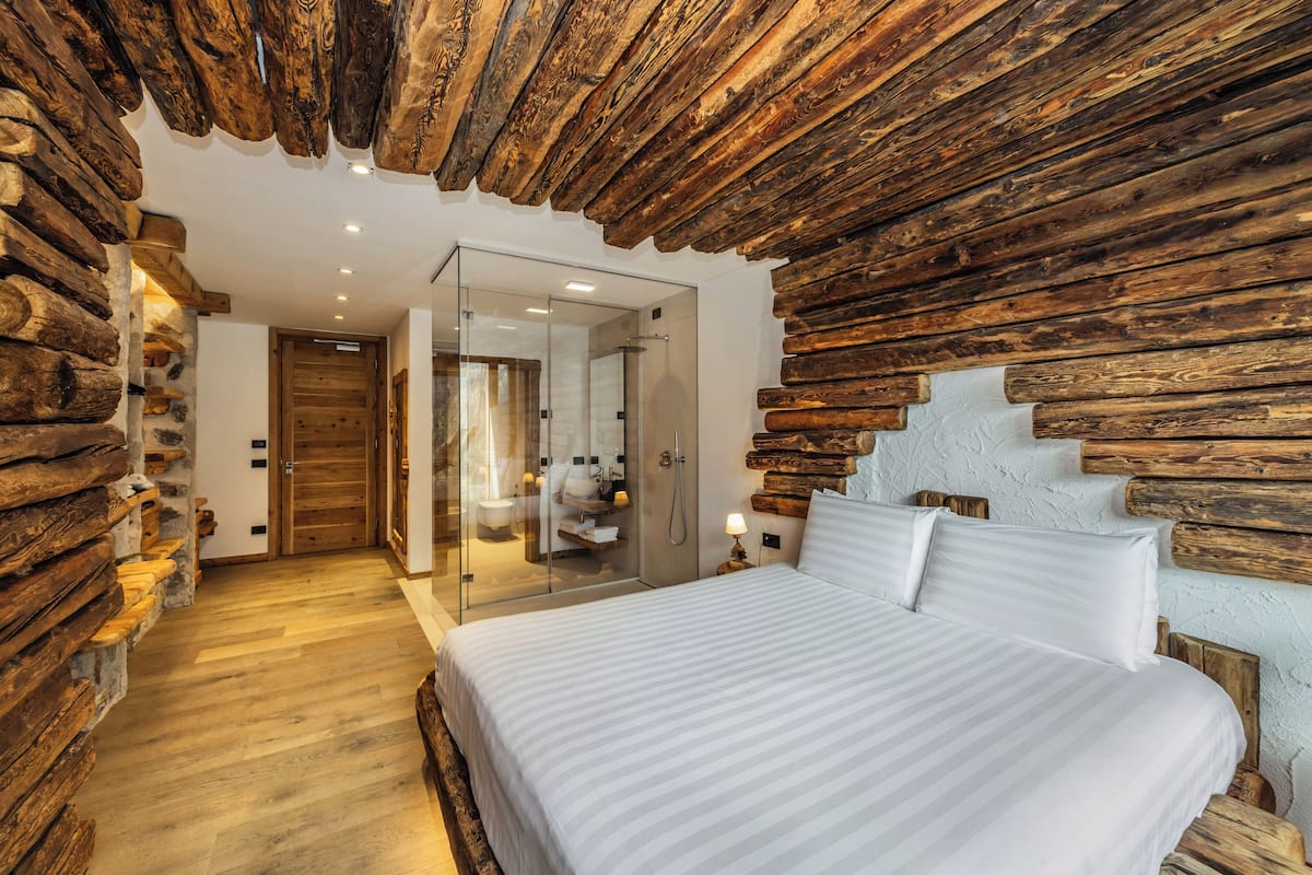 Phòng có thiết kế đặc trưng | Bộ đồ giường cao cấp, chăn bông, minibar, két bảo mật tại phòng