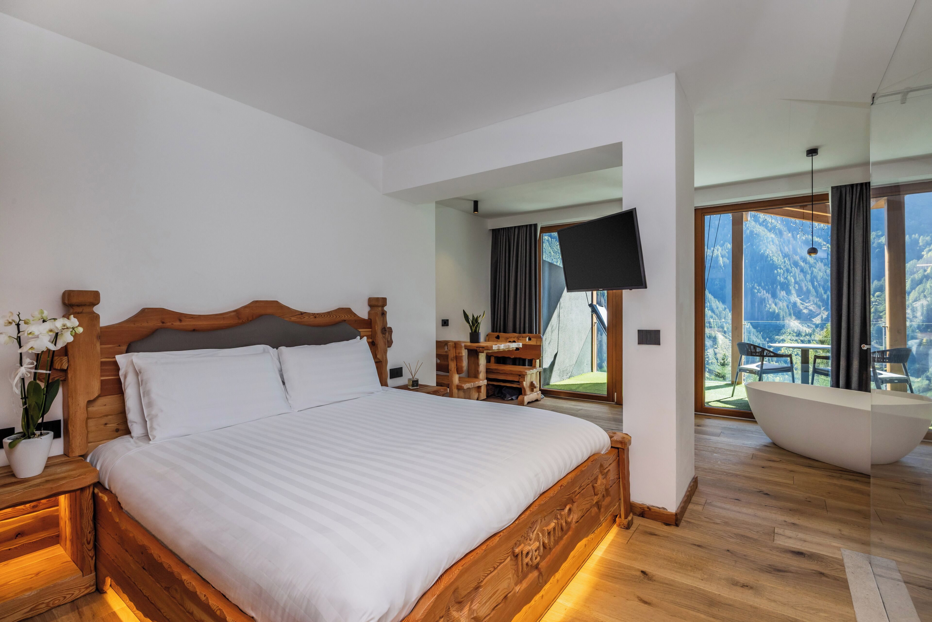 Ropa de cama de alta calidad, cubrecamas y minibar 