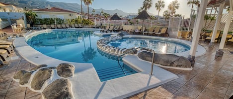 Una piscina al aire libre