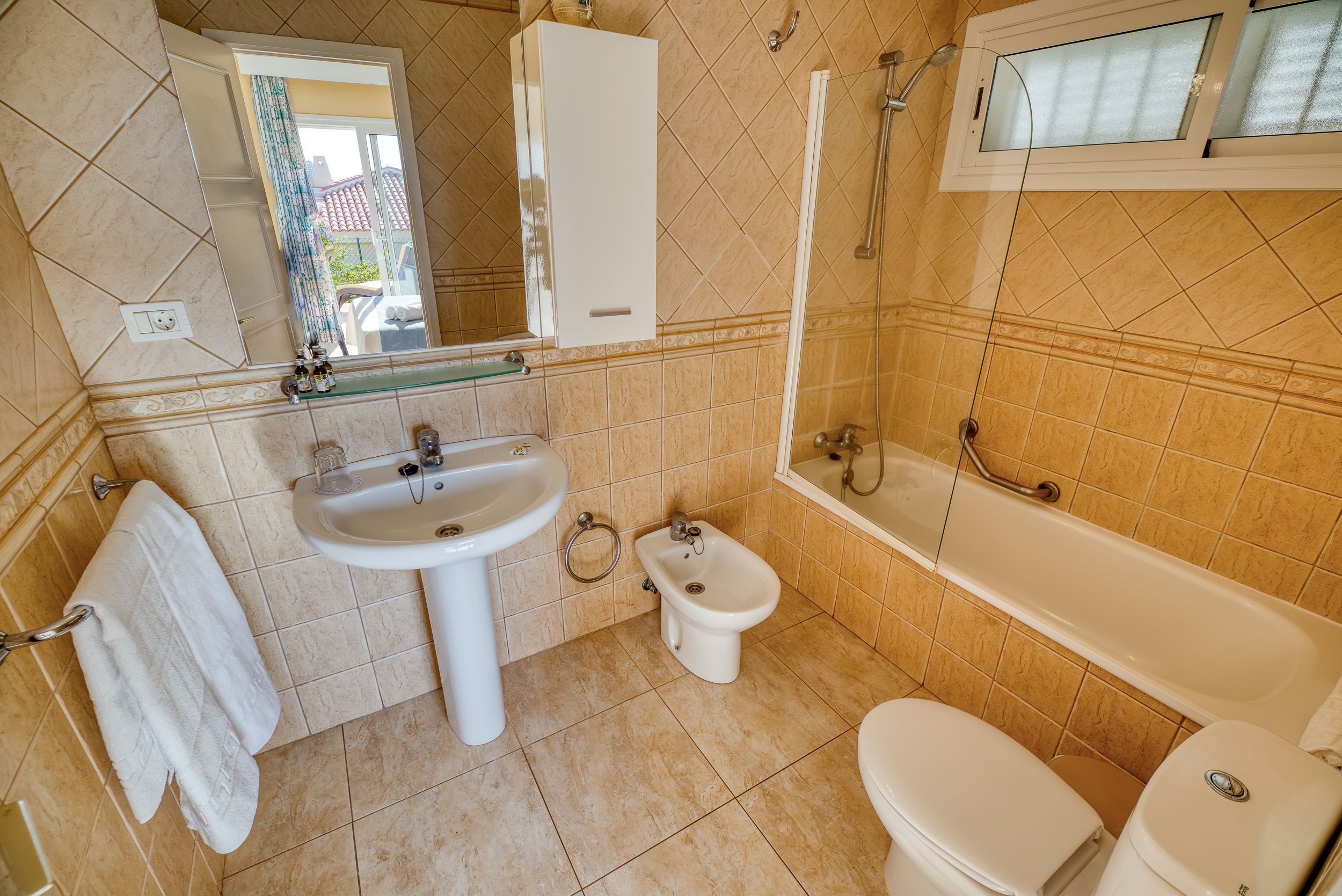 combined shower/bathtub, free toiletries, hair dryer, towels