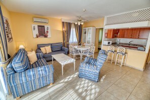 Villa, 3 habitaciones | Sala de estar | Televisión de pantalla plana y reproductor de DVD 