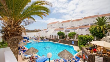 Piscina a l'aire lliure, para-sols i gandules
