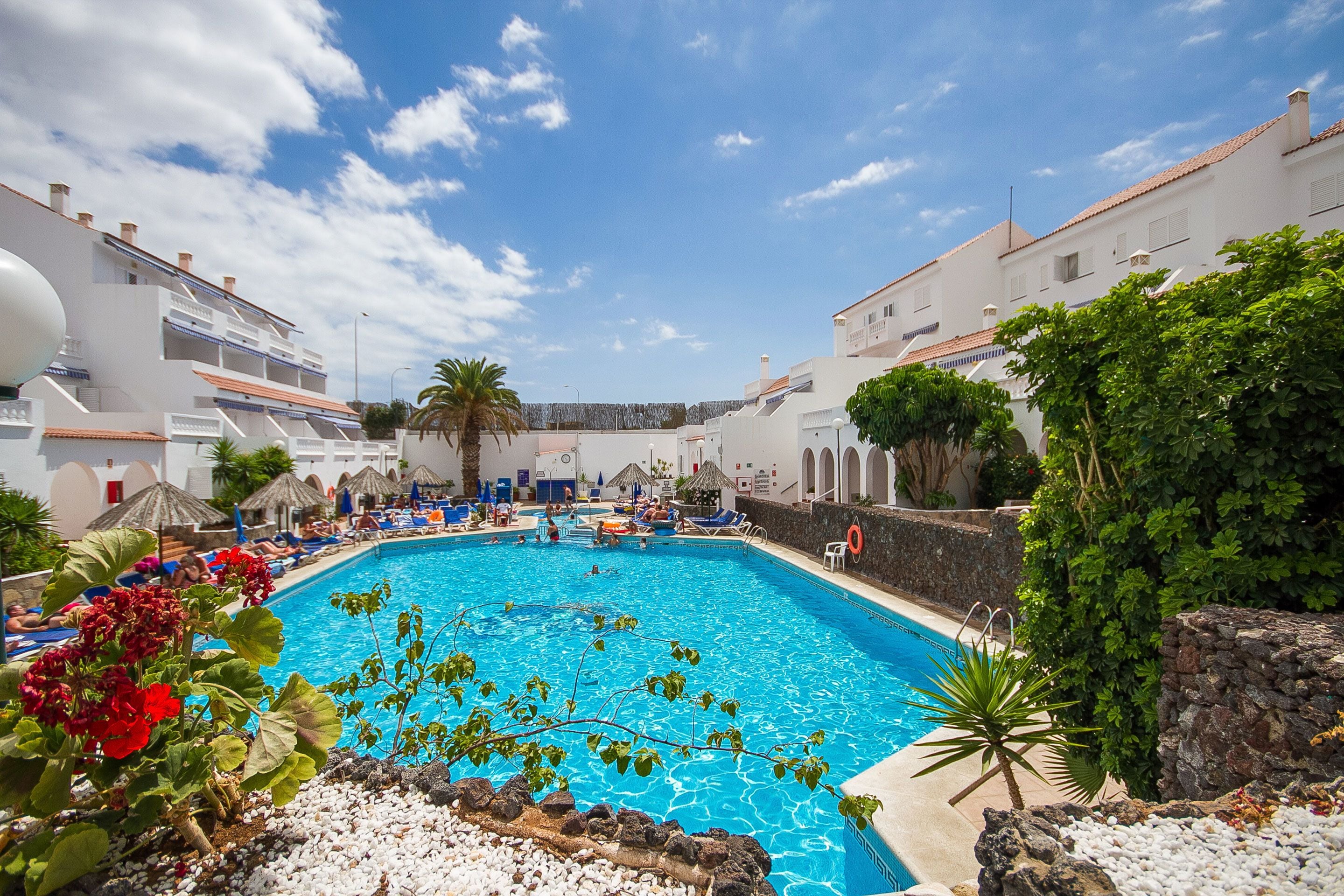 Outdoor pool, pool umbrellas, sun loungers