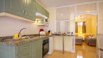Lemari es besar, microwave, kompor, dan mesin espresso