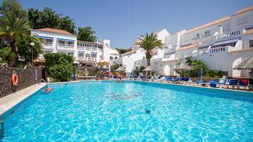 Piscina a l'aire lliure, para-sols i gandules