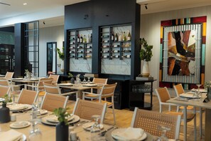 Breakfast, lunch, dinner served; international cuisine  - Aranjuez Hotel & Suites (David Sur)