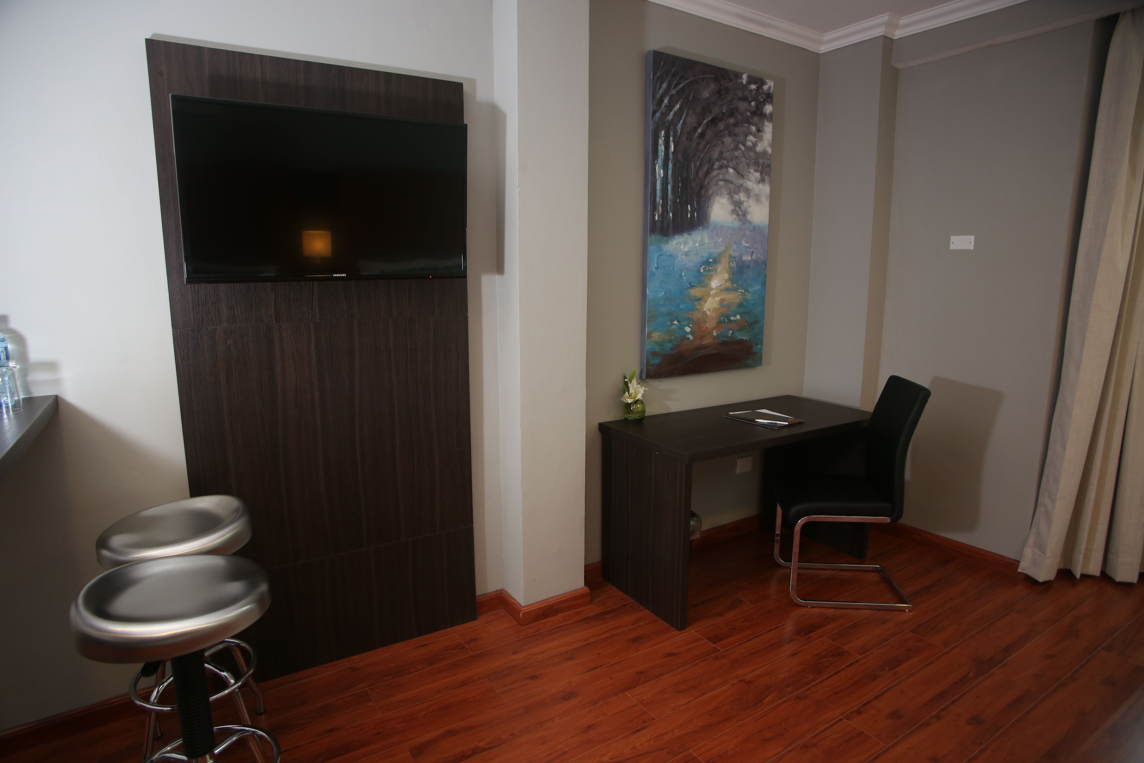 executive suite (master) | living area | 32-inch led tv with cable channels, tv