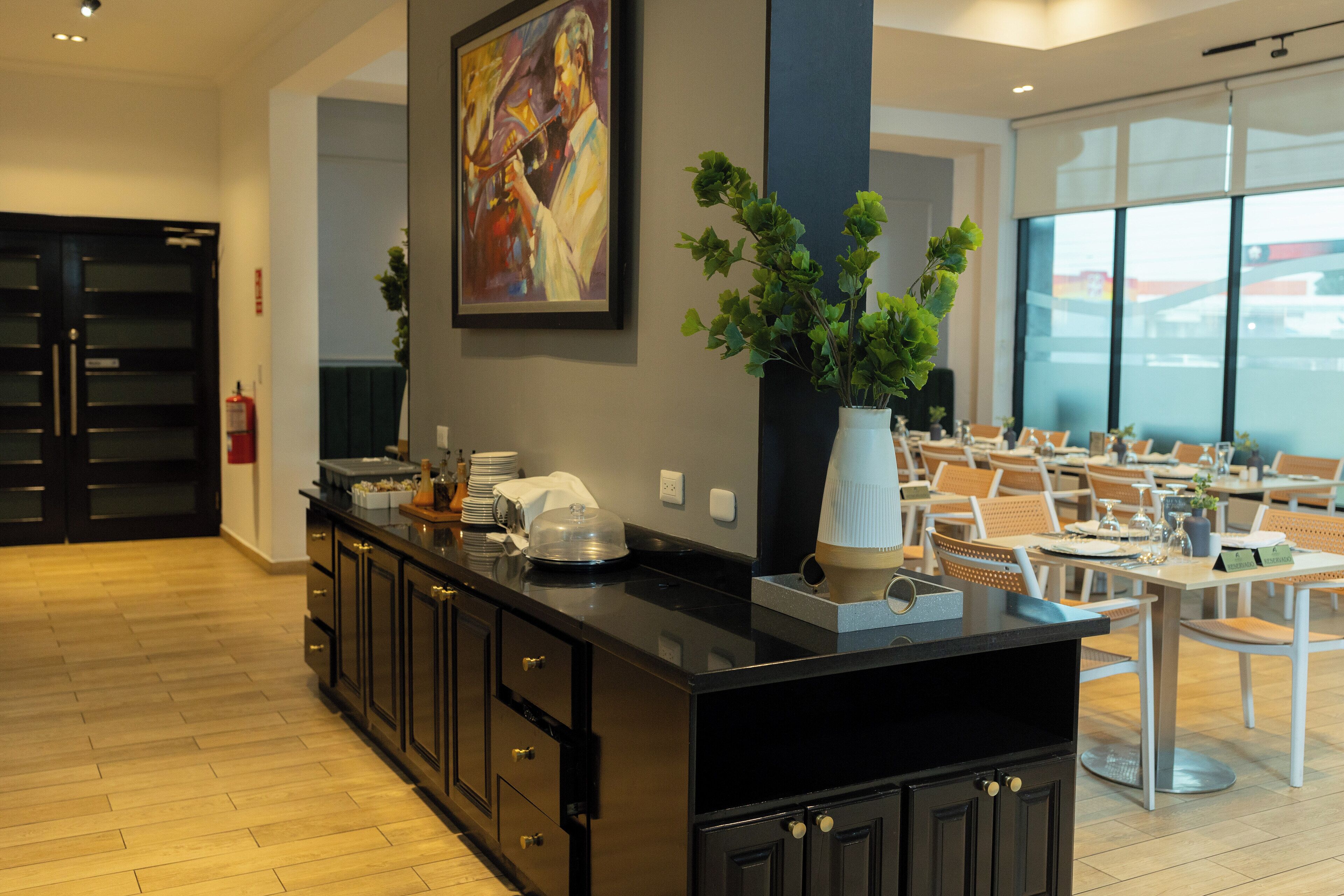 breakfast, lunch, dinner served; international cuisine