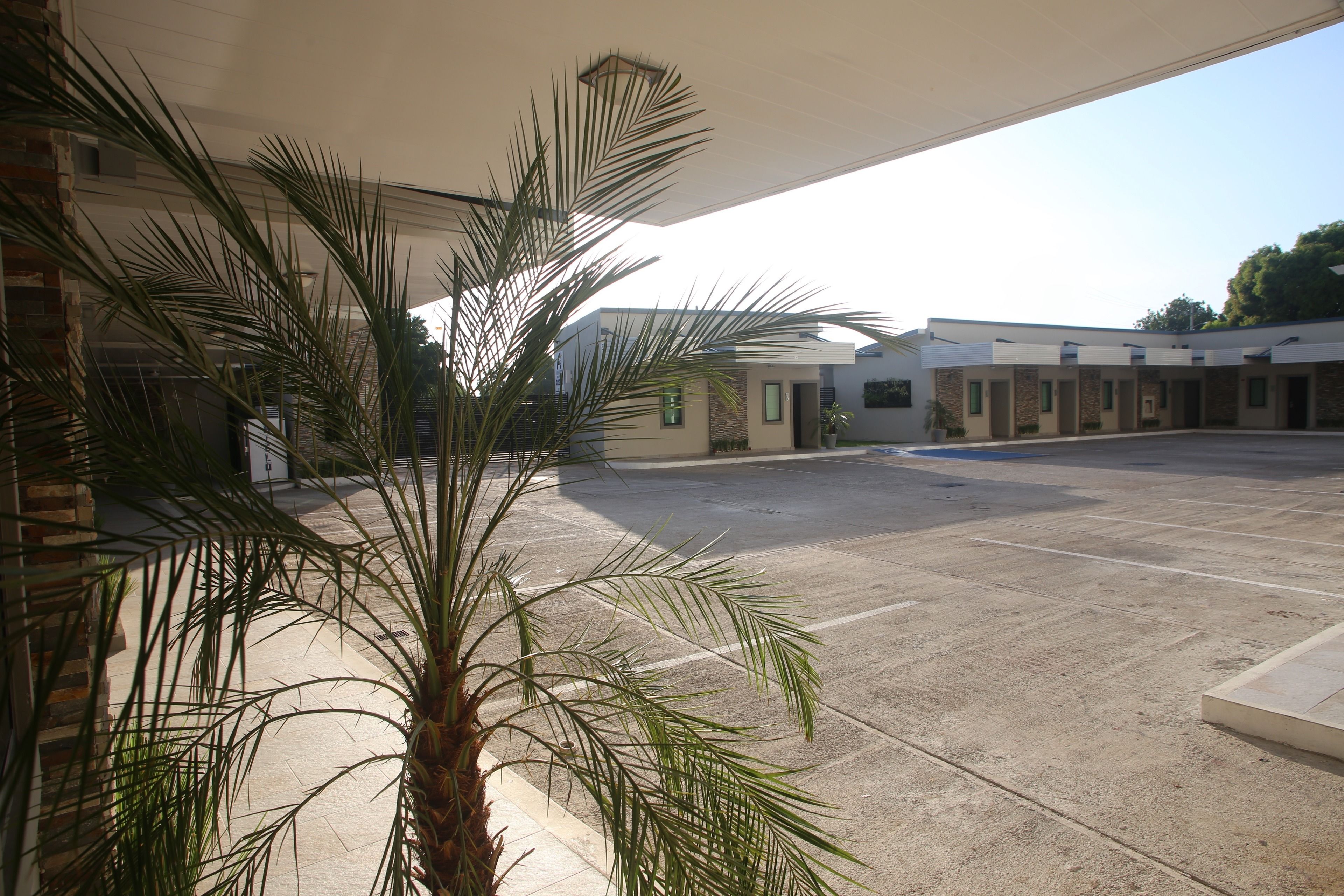 standard room, no view (at parking level) | courtyard view
