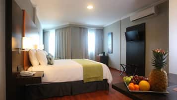 Junior Suite, 1 King Bed, Ensuite | Egyptian cotton sheets, premium bedding, pillowtop beds, in-room safe