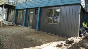 Un edificio de dos pisos con fachada azul y numerosas ventanas.