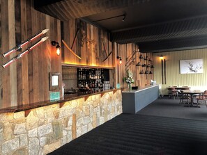 Bar (on property) - Falls Creek Hotel (Falls Creek)