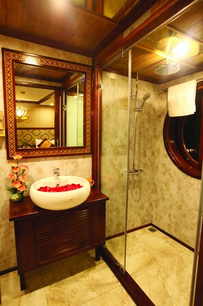 Shower, rainfall showerhead, free toiletries, slippers - Oriental Sails (Ha Long)