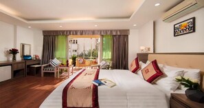 Desk, laptop workspace, free WiFi, bed sheets - Van Mieu Hotel (Hanoi)