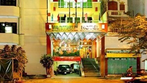 Un hotel con entrada principal, varios pisos y un estilo arquitectónico tradicional.