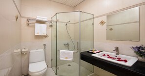 Rainfall showerhead, free toiletries, slippers, towels - Van Mieu Hotel (Hanoi)