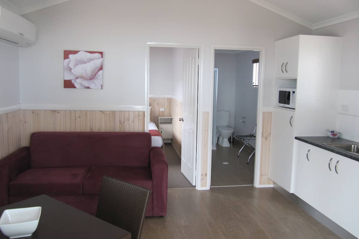 Deluxe villa, 1 slaapkamer, uitzicht op oceaan | Woonruimte | Een flatscreentelevisie en een dvd-speler