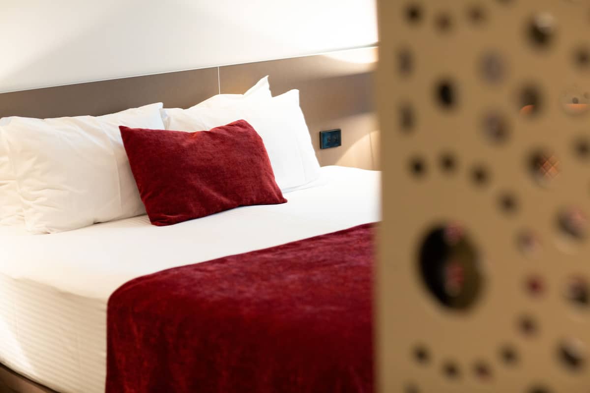 soundproofing, free wifi, bed sheets