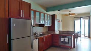 Condo, 2 habitaciones, frente al mar | Cocina privada | Refrigerador, microondas, parrilla de estufa y lavavajillas
