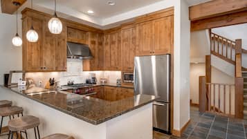 Grand House, 4 Bedrooms, Non Smoking | Private kitchen | Fridge, microwave, oven, stovetop