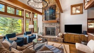 Small 4 Bedroom | 1 bedroom, laptop workspace, iron/ironing board, cribs/infant beds