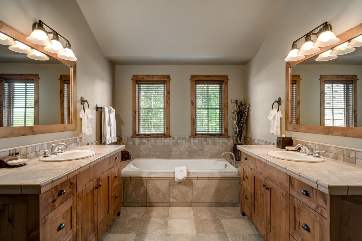 Family House, 5 Bedrooms, Non Smoking, Concierge Service | Bathroom | Rainfall showerhead, free toiletries, hair dryer, towels