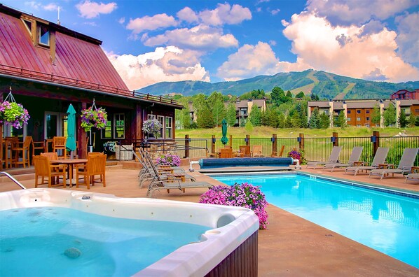 Piscine extérieure, piscine chauffée, parasols, chaises longues