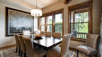 Family House, 5 Bedrooms, Non Smoking | In-room dining