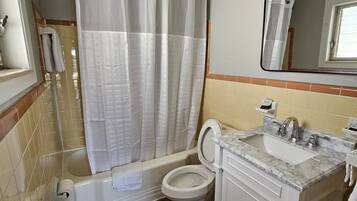 Ensemble douche/baignoire, articles de toilette gratuits, sèche-cheveux